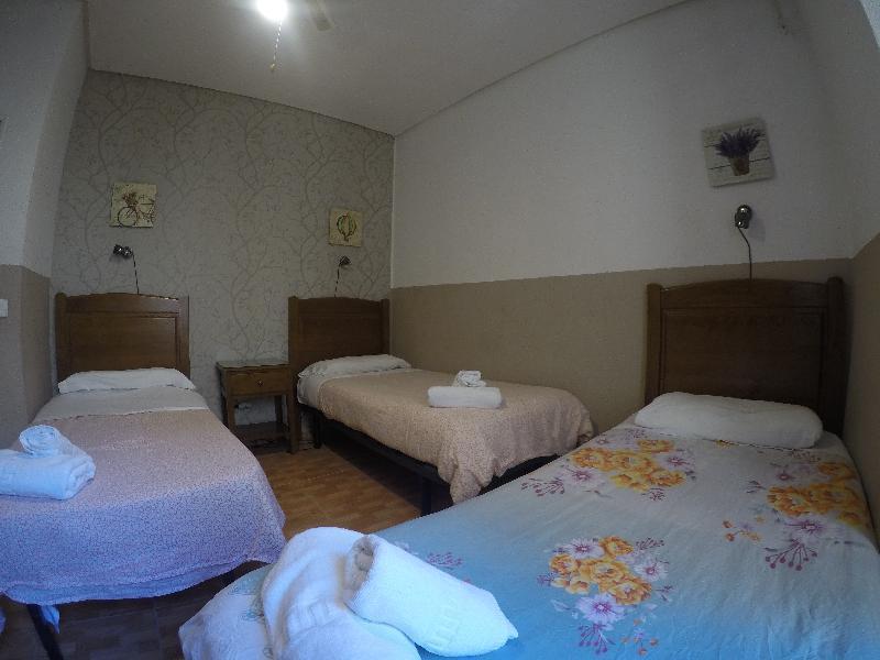 Hostal Los Perales Madrid Kültér fotó A room at the hotel