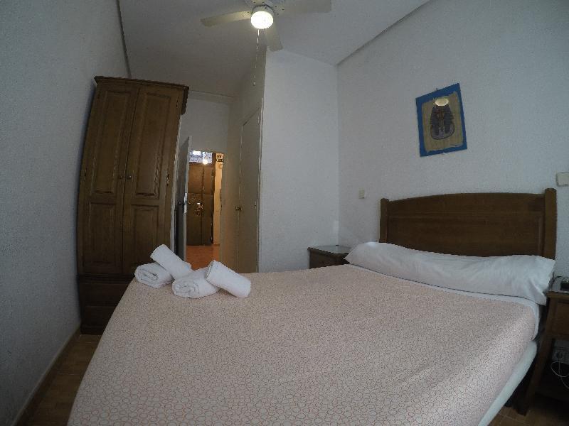 Hostal Los Perales Madrid Kültér fotó A bedroom in a hotel