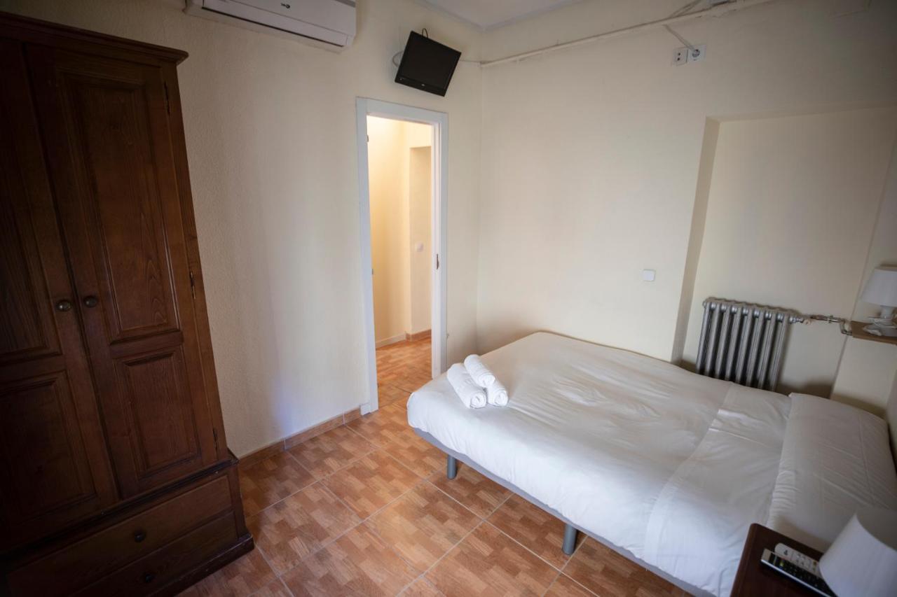Hostal Los Perales Madrid Kültér fotó A room at the hostel