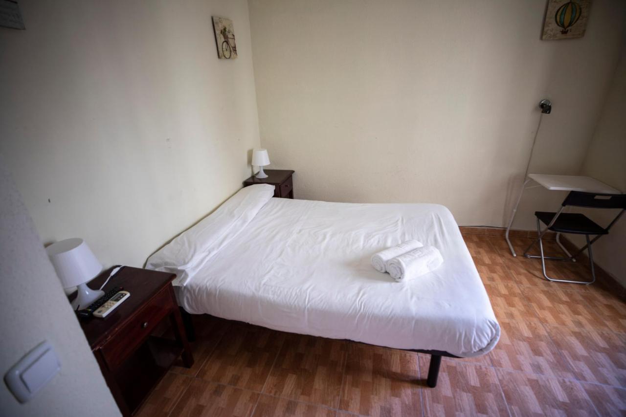 Hostal Los Perales Madrid Kültér fotó A room at the hotel
