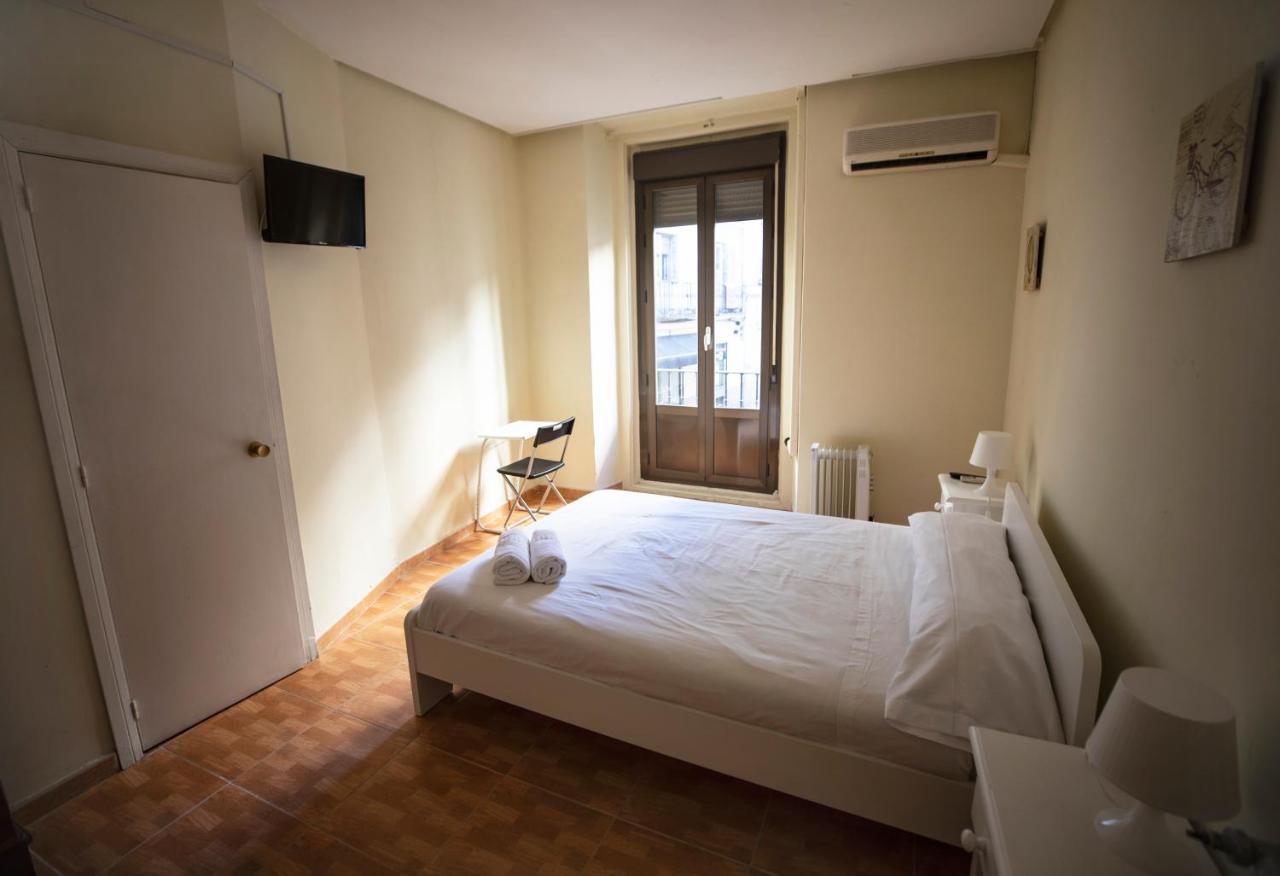 Hostal Los Perales Madrid Kültér fotó A room at the hotel