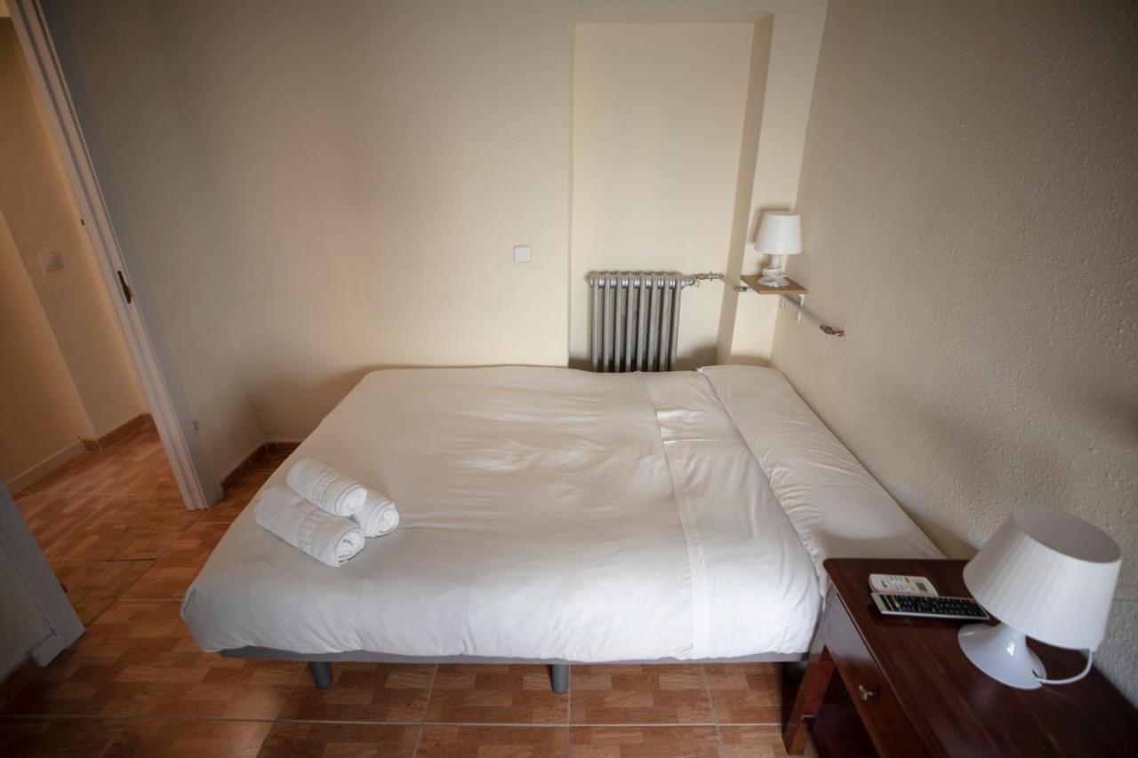 Hostal Los Perales Madrid Kültér fotó A room at the hotel