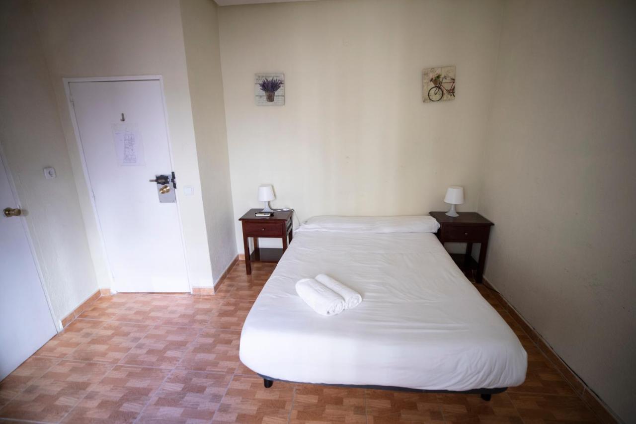 Hostal Los Perales Madrid Kültér fotó A room at the hostel