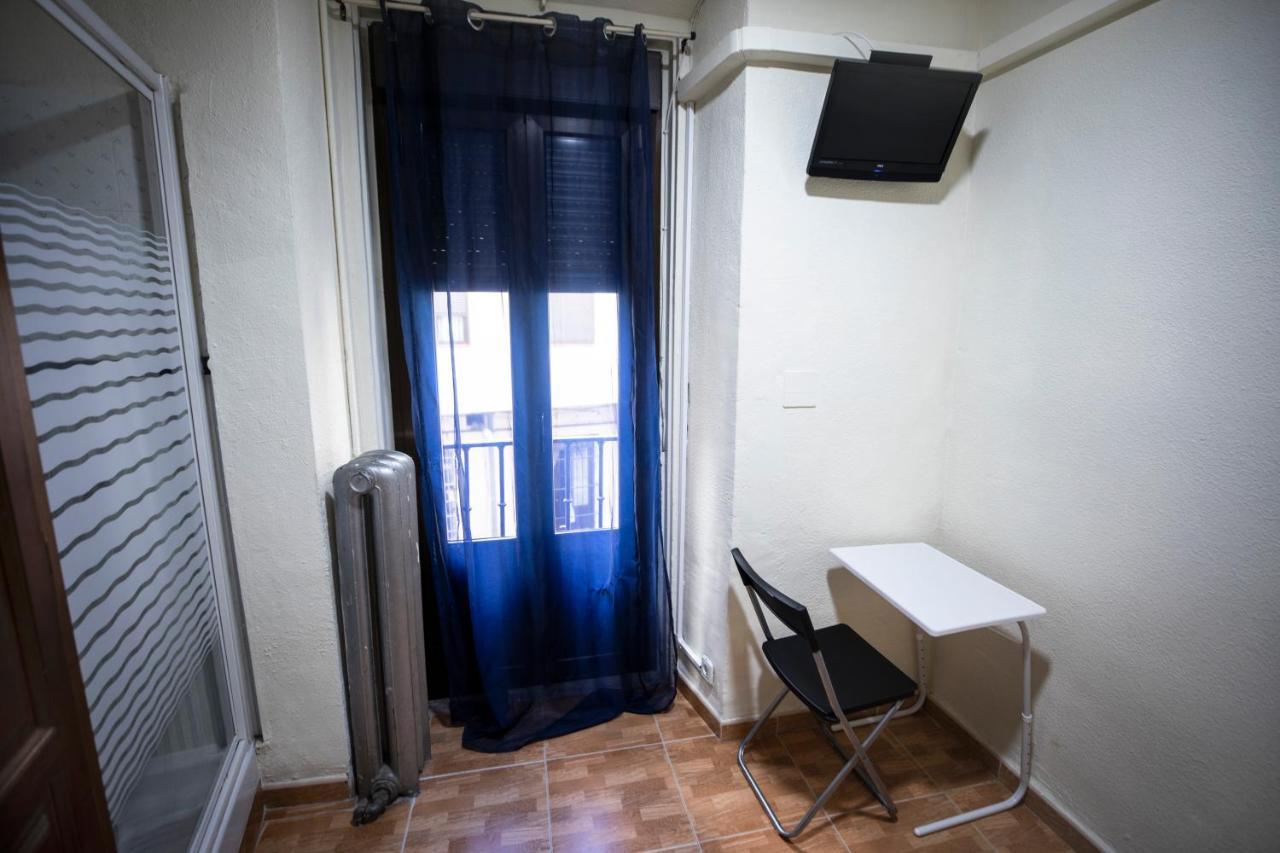 Hostal Los Perales Madrid Kültér fotó A room at the hostel