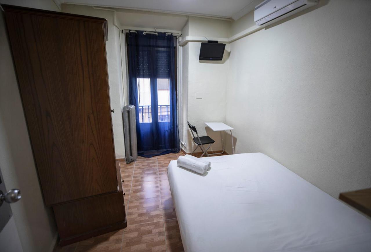 Hostal Los Perales Madrid Kültér fotó A room at the hostel
