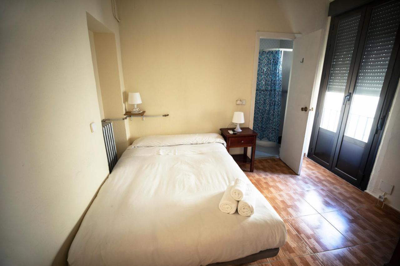 Hostal Los Perales Madrid Kültér fotó A single room in a hotel
