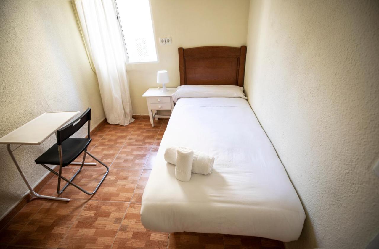 Hostal Los Perales Madrid Kültér fotó A single room in a Spanish hotel