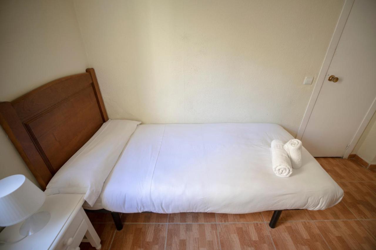 Hostal Los Perales Madrid Kültér fotó A single bed