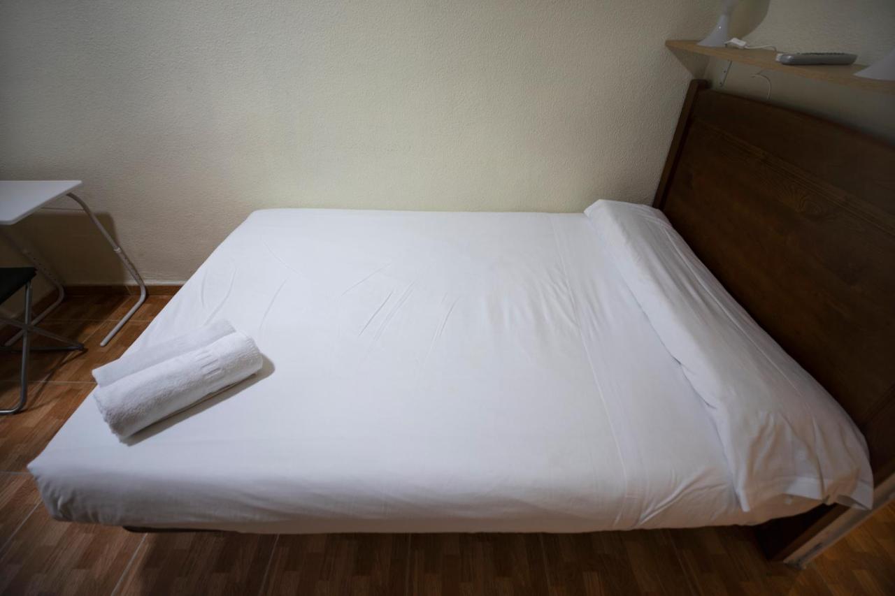Hostal Los Perales Madrid Kültér fotó A bed with a sheet