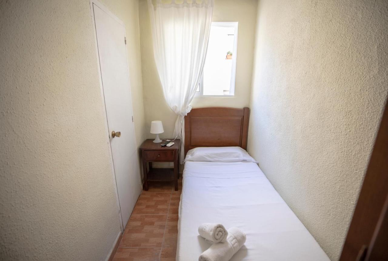 Hostal Los Perales Madrid Kültér fotó A single room