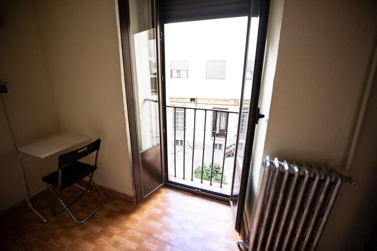 Hostal Los Perales Madrid Kültér fotó A French door
