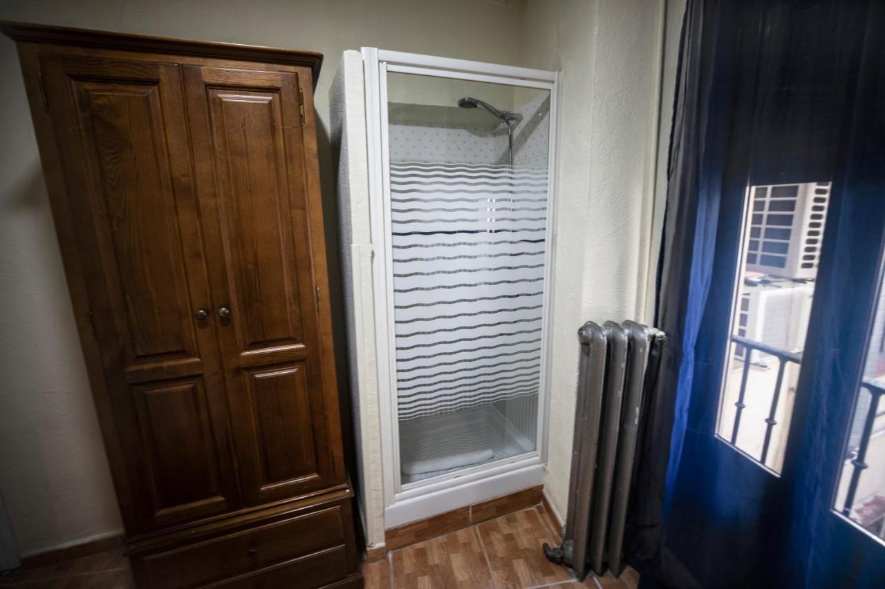 Hostal Los Perales Madrid Kültér fotó A shower enclosure
