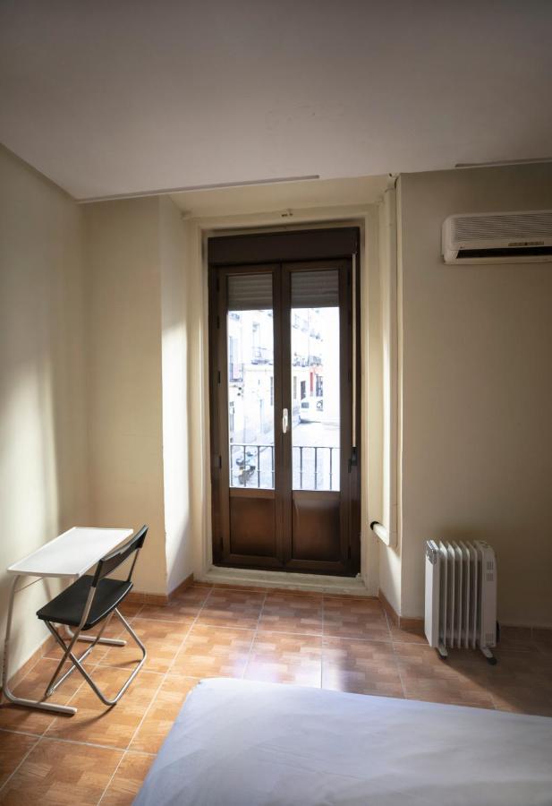 Hostal Los Perales Madrid Kültér fotó A French window
