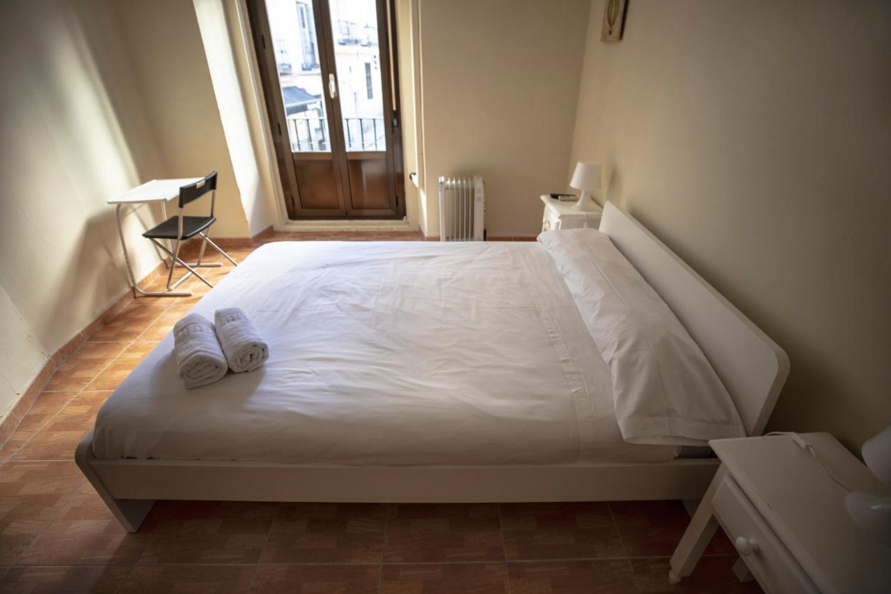 Hostal Los Perales Madrid Kültér fotó A bedroom