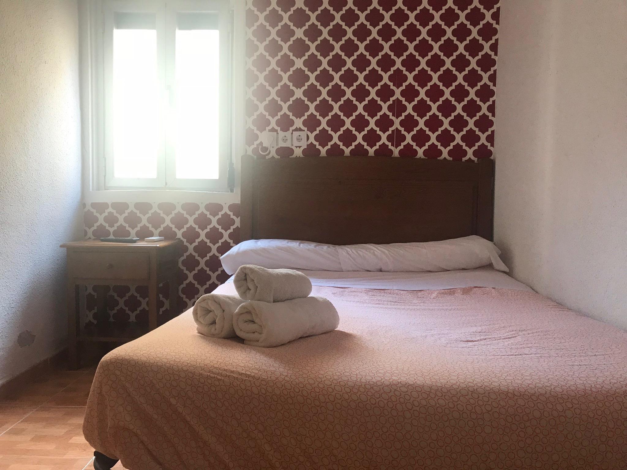 Hostal Los Perales Madrid Kültér fotó A guest room at the hotel