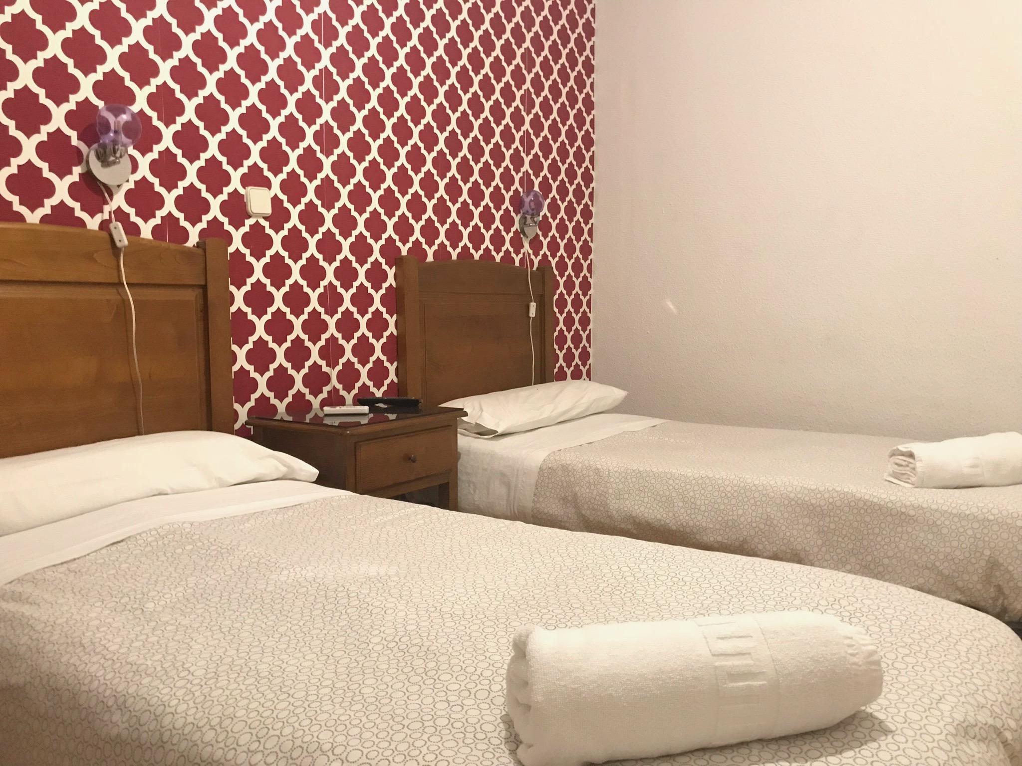 Hostal Los Perales Madrid Kültér fotó A room at the hotel