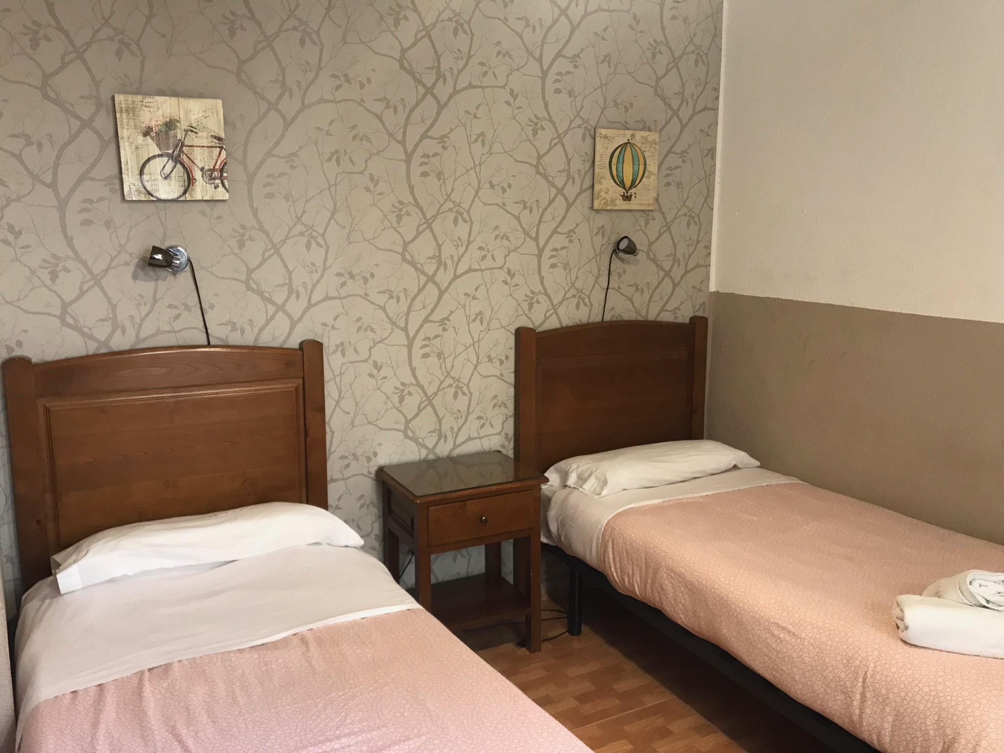 Hostal Los Perales Madrid Kültér fotó A room at the hotel