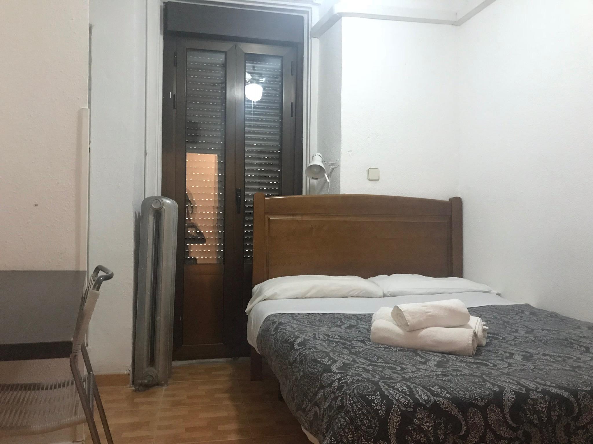 Hostal Los Perales Madrid Kültér fotó A room at the hostel
