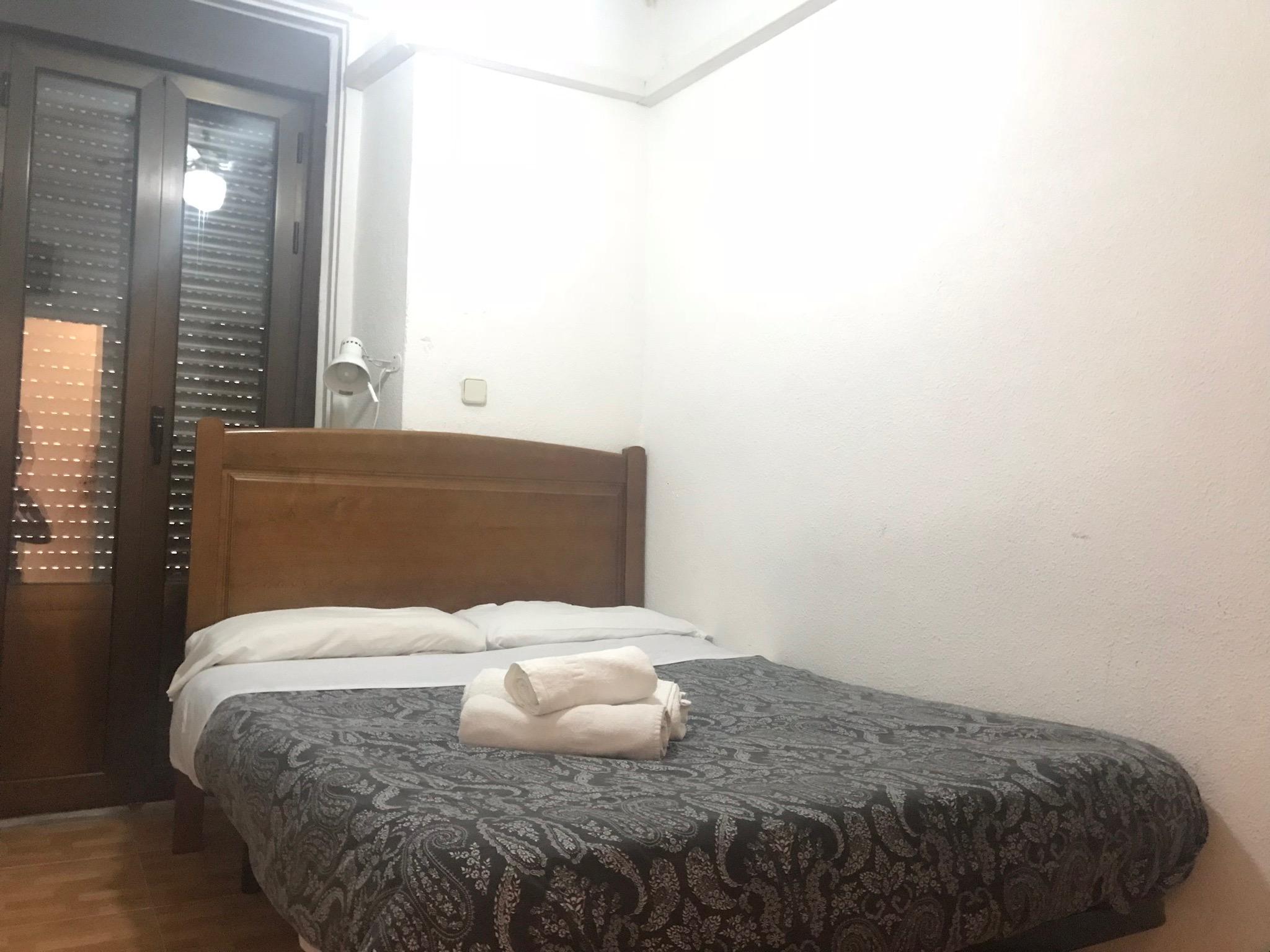 Hostal Los Perales Madrid Kültér fotó A room at the hotel