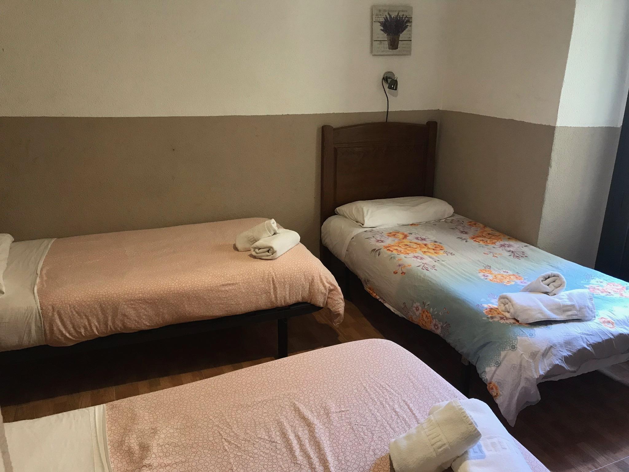 Hostal Los Perales Madrid Kültér fotó A room at the hotel