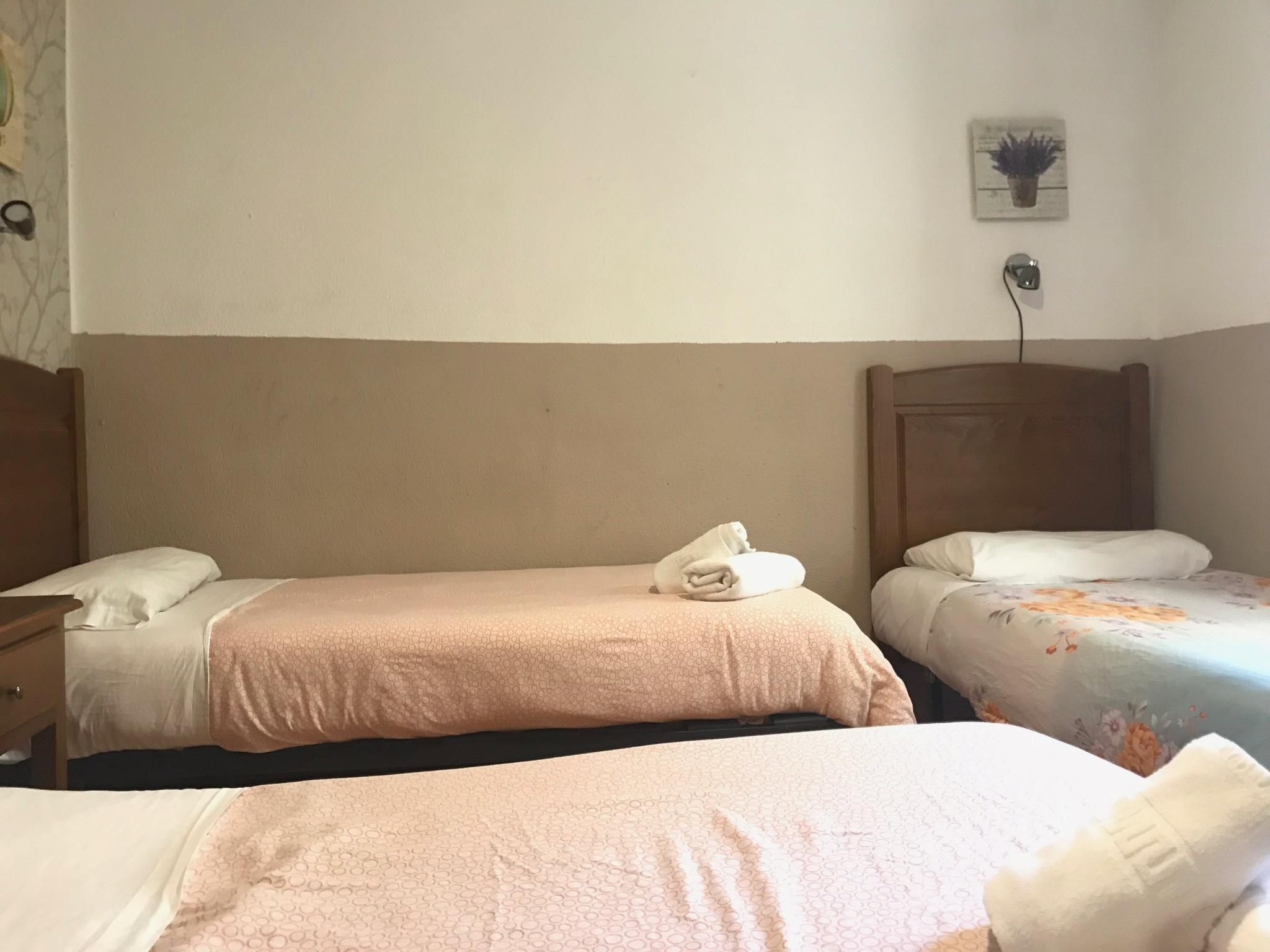 Hostal Los Perales Madrid Kültér fotó A room at the hotel