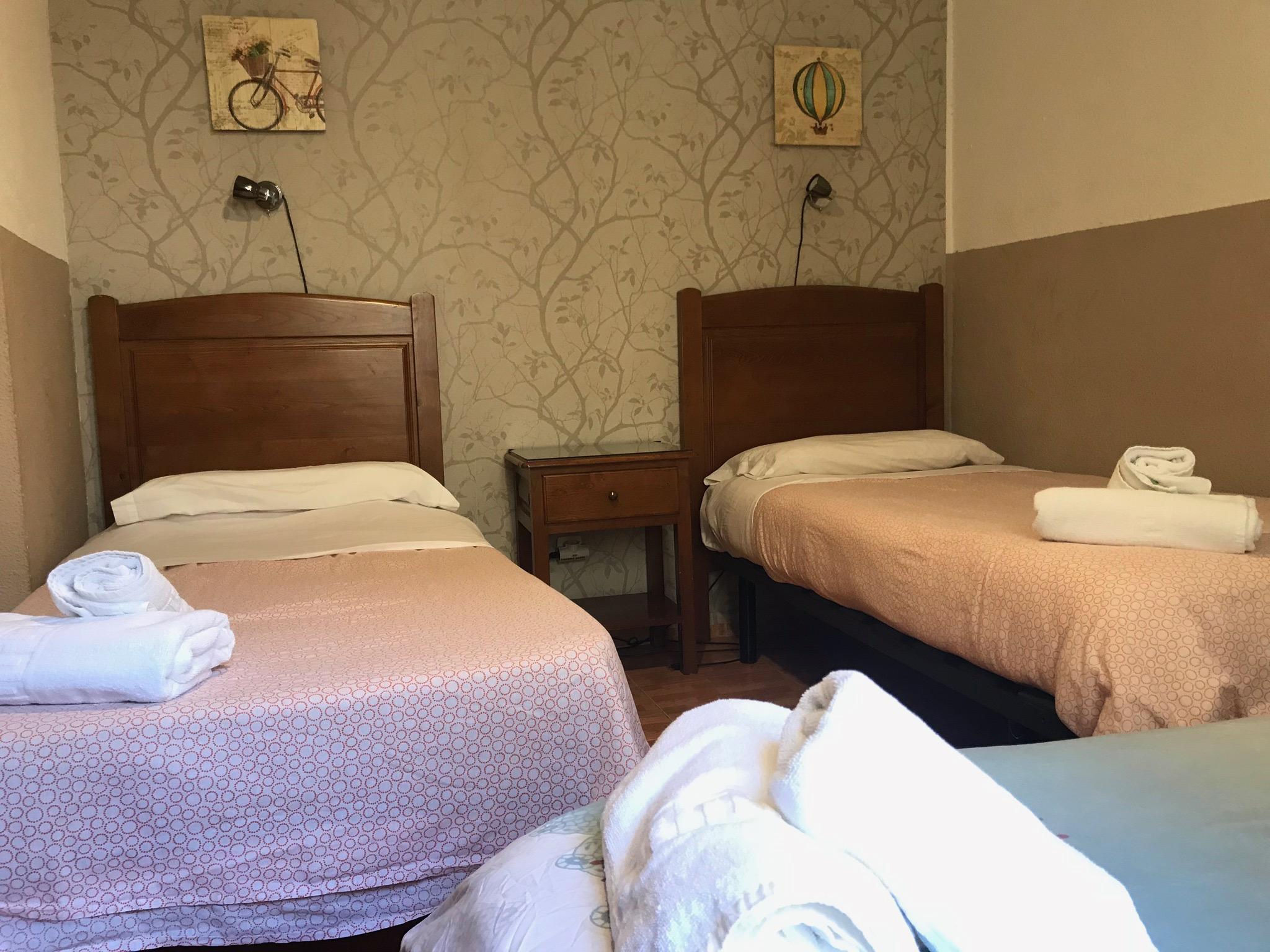 Hostal Los Perales Madrid Kültér fotó A typical room at the hotel