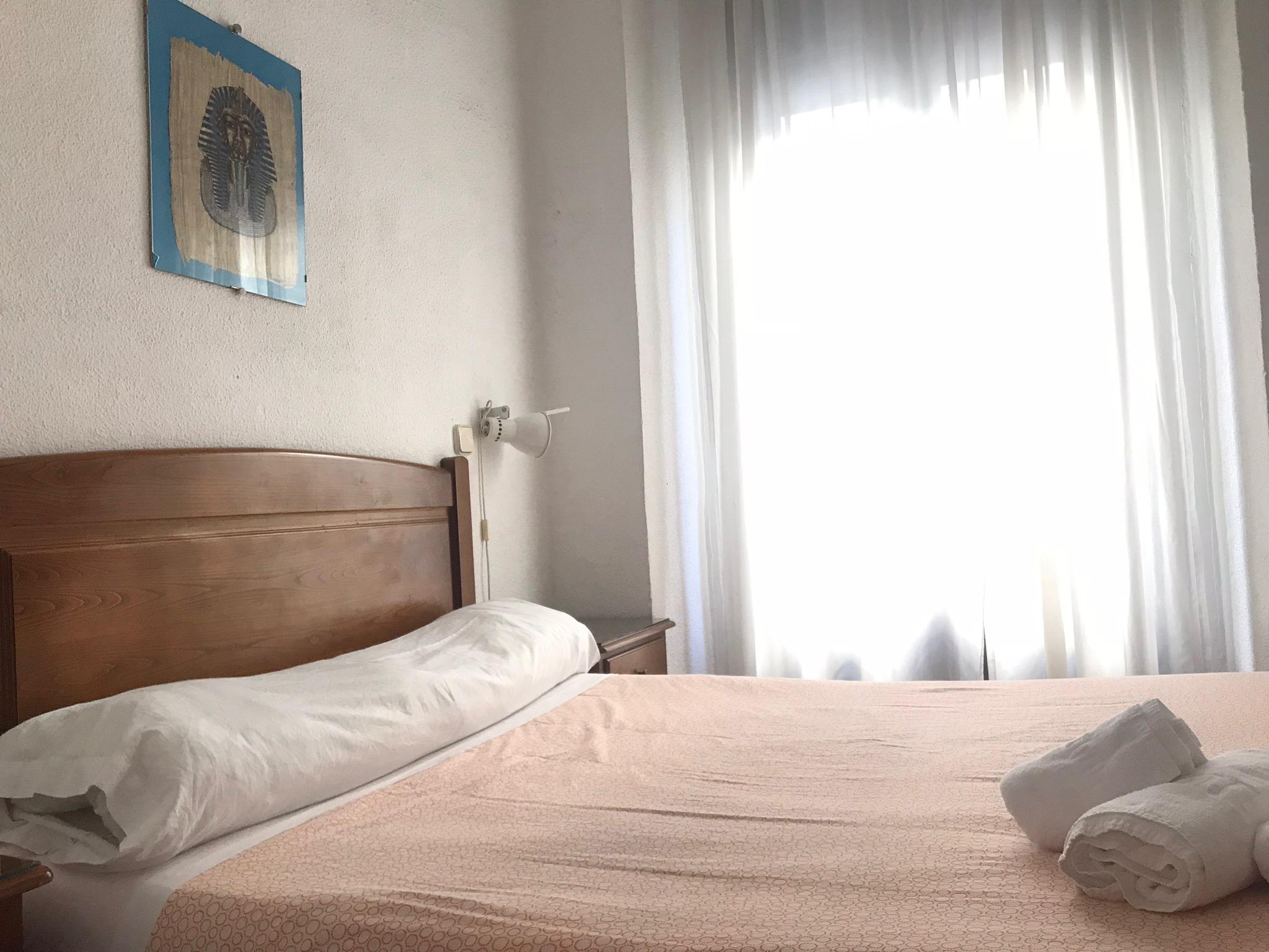 Hostal Los Perales Madrid Kültér fotó A bedroom in a hotel