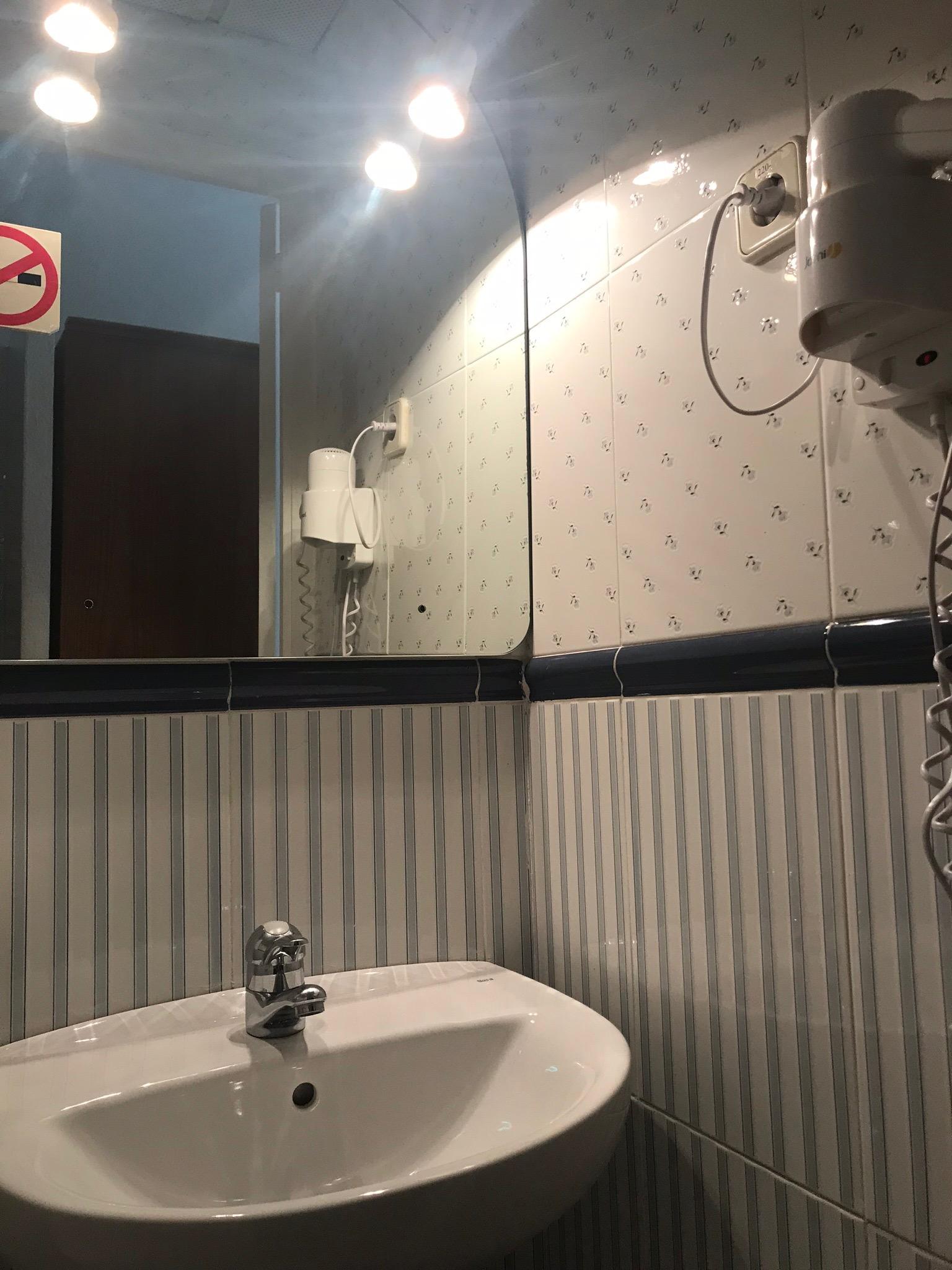 Hostal Los Perales Madrid Kültér fotó A shower in a hotel bathroom