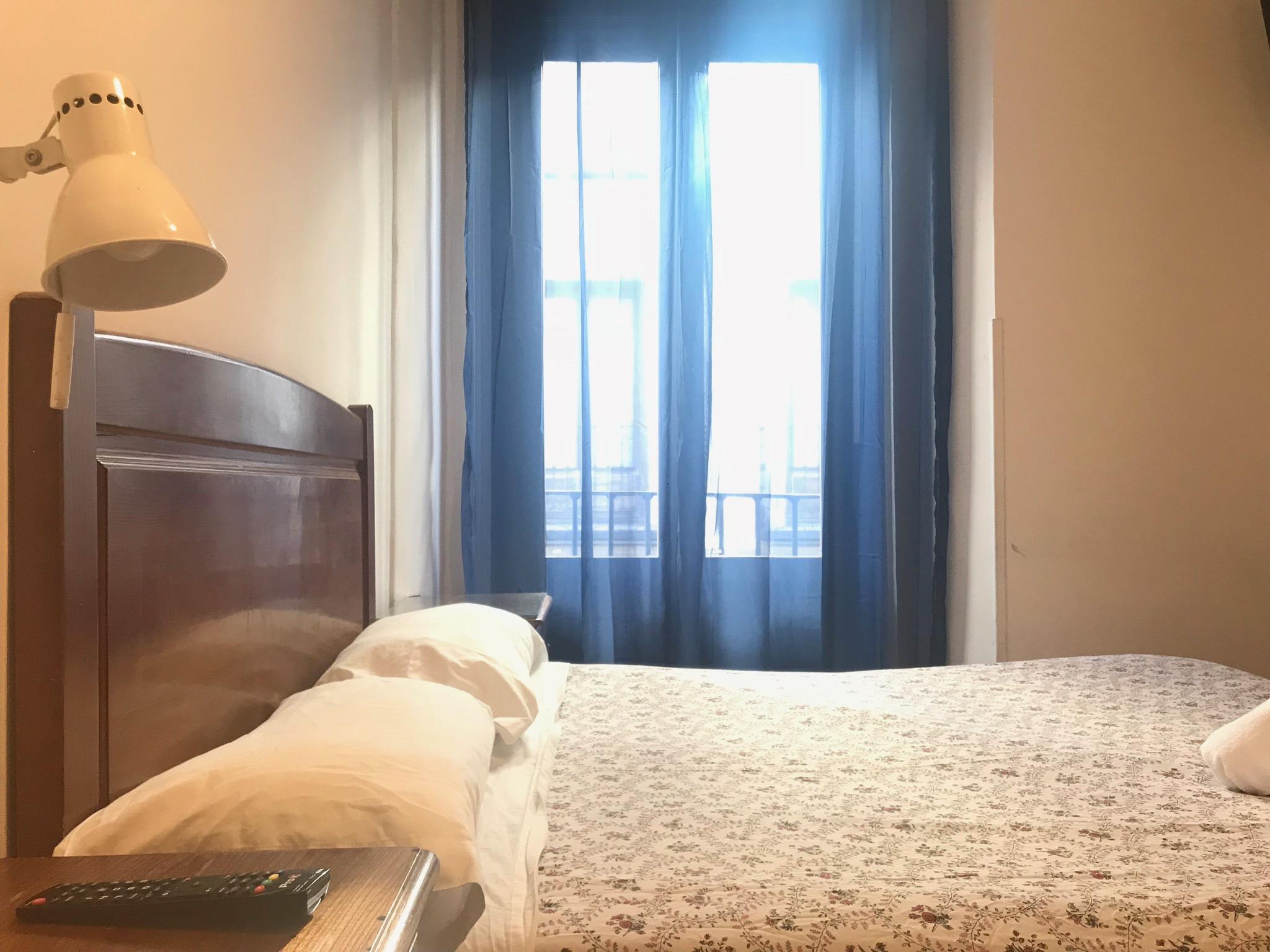 Hostal Los Perales Madrid Kültér fotó A bedroom in a hotel