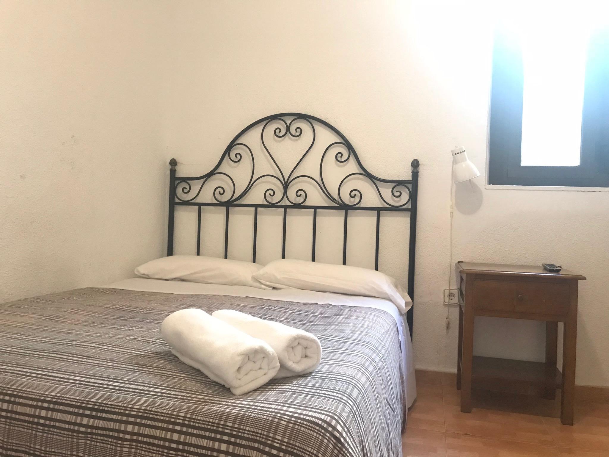 Hostal Los Perales Madrid Kültér fotó A guest room at the hotel