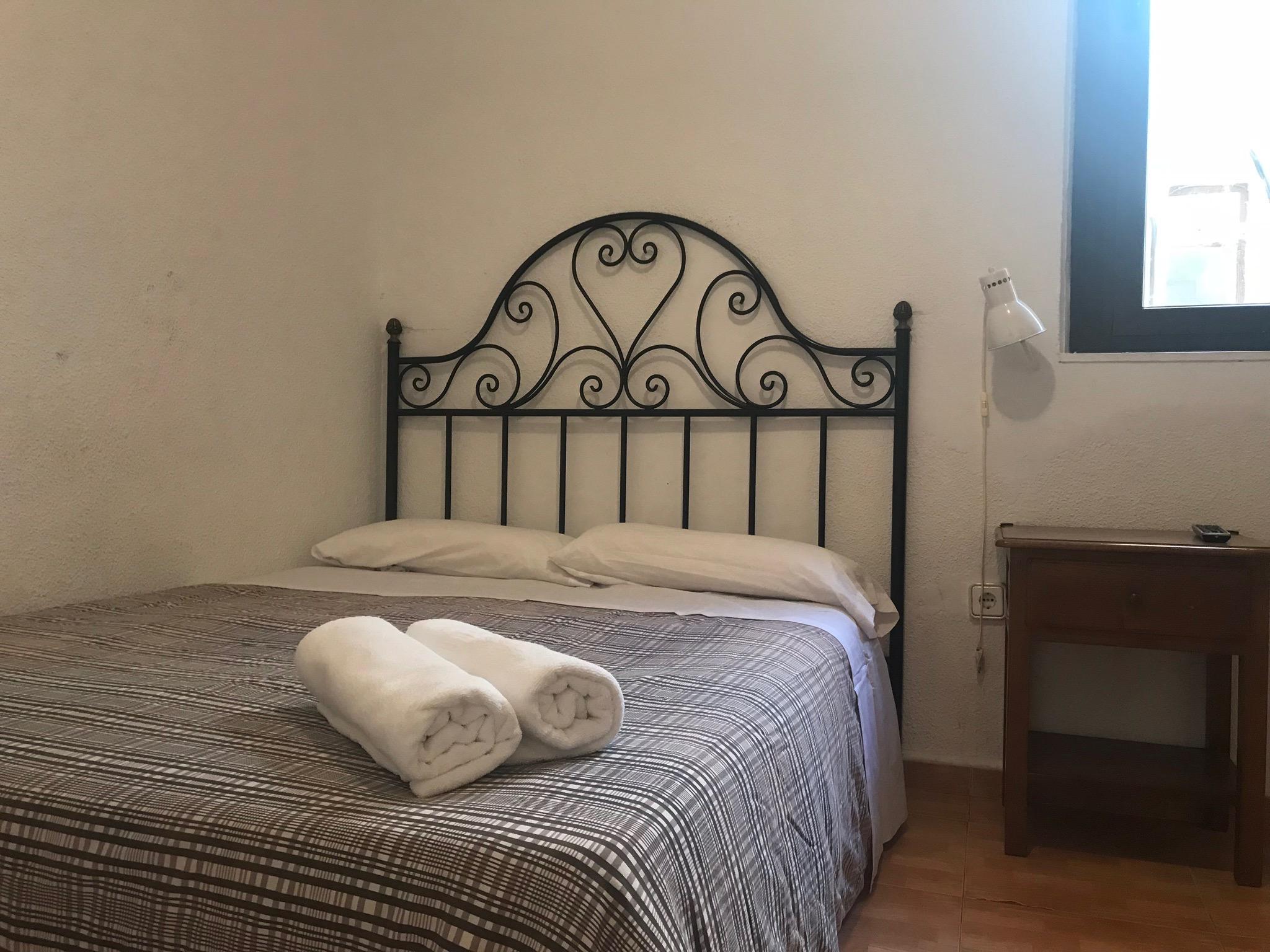 Hostal Los Perales Madrid Kültér fotó A guest room at the hotel