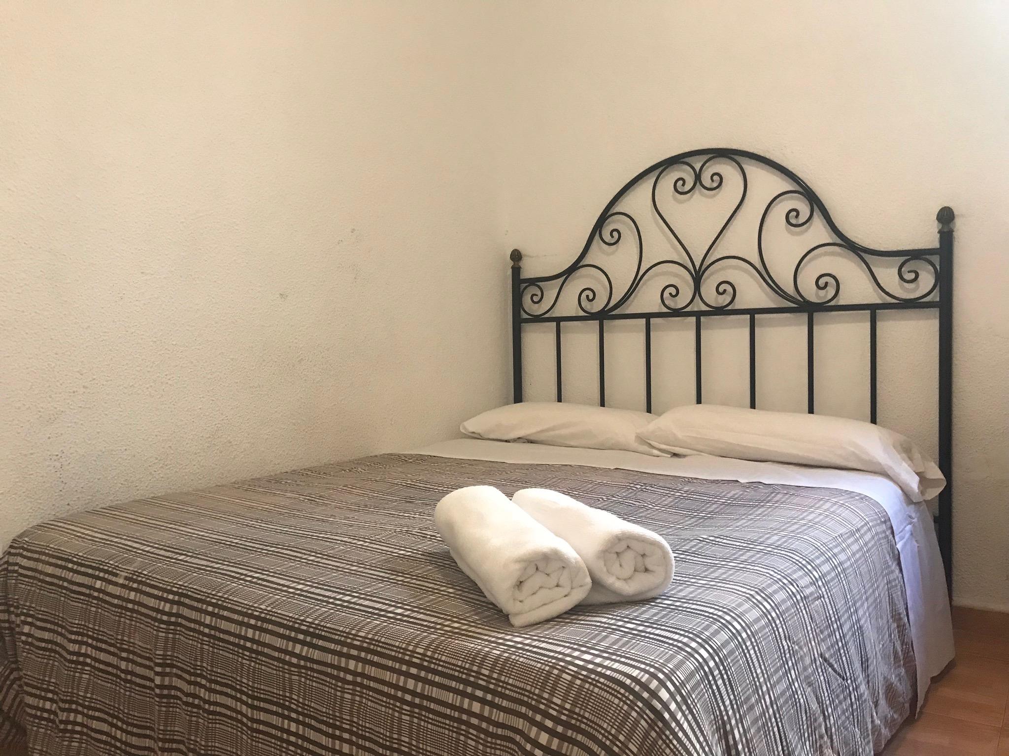 Hostal Los Perales Madrid Kültér fotó A bed with a wrought iron headboard
