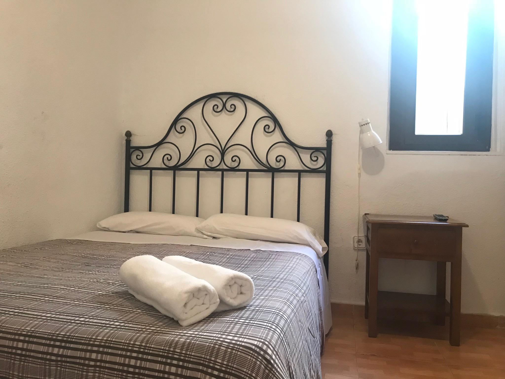 Hostal Los Perales Madrid Kültér fotó A bedroom in a hostel