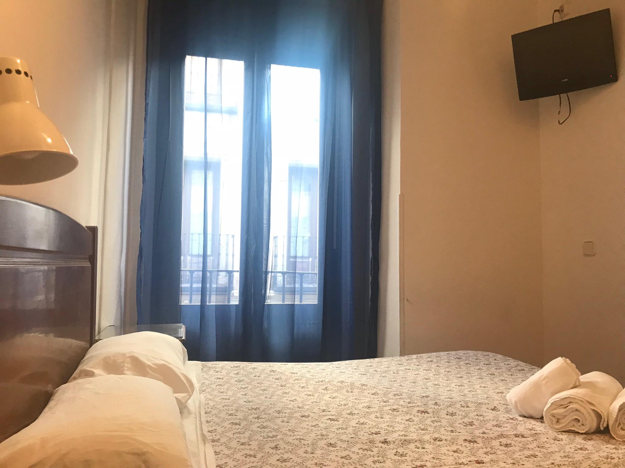 Hostal Los Perales Madrid Kültér fotó A room at the hotel