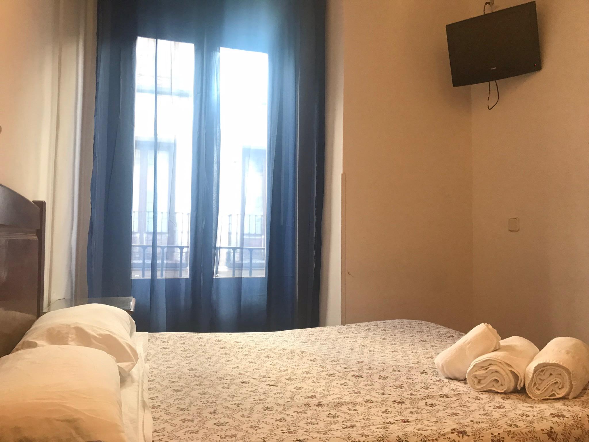 Hostal Los Perales Madrid Kültér fotó A room at the hotel