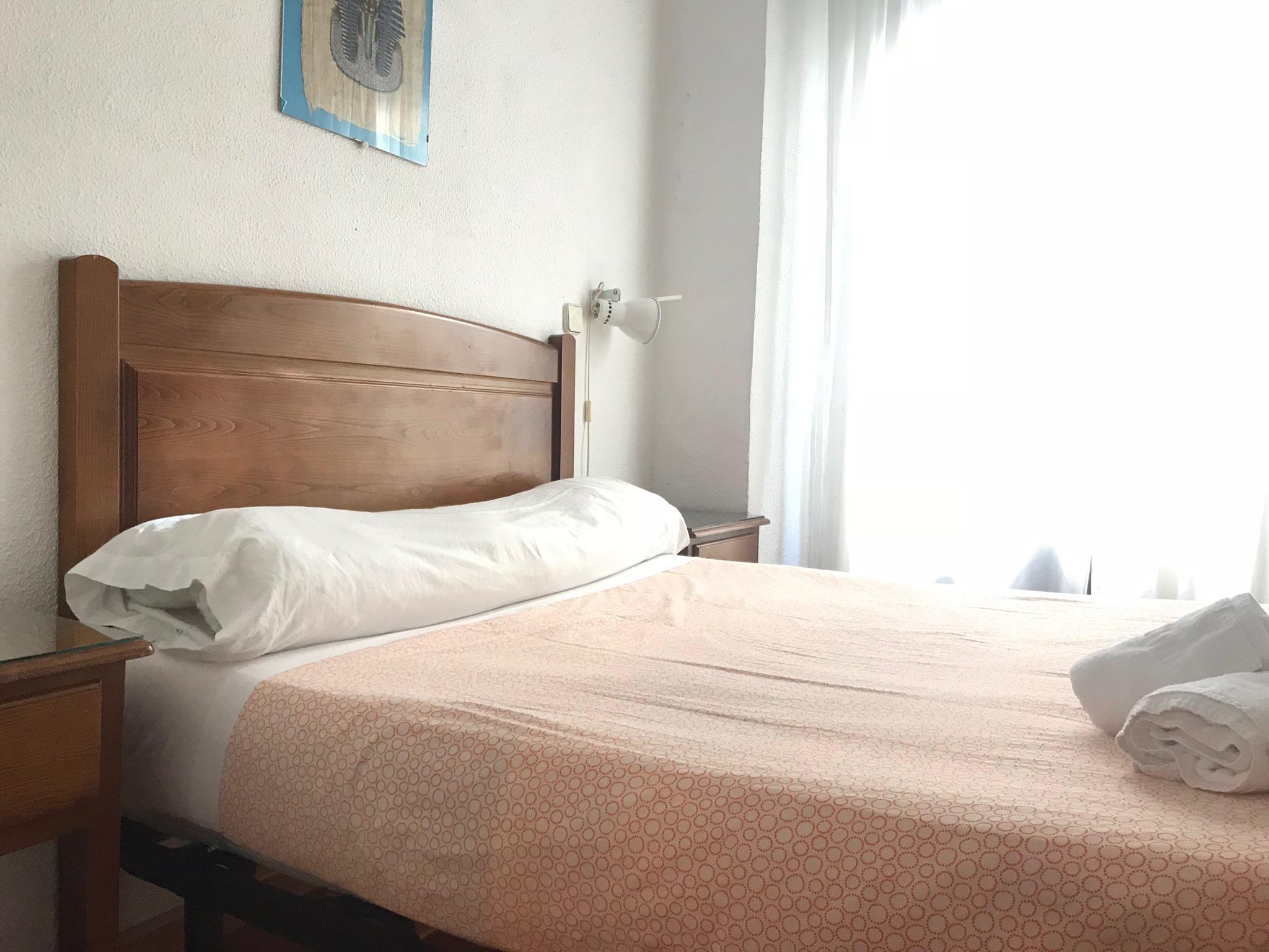 Hostal Los Perales Madrid Kültér fotó A bed