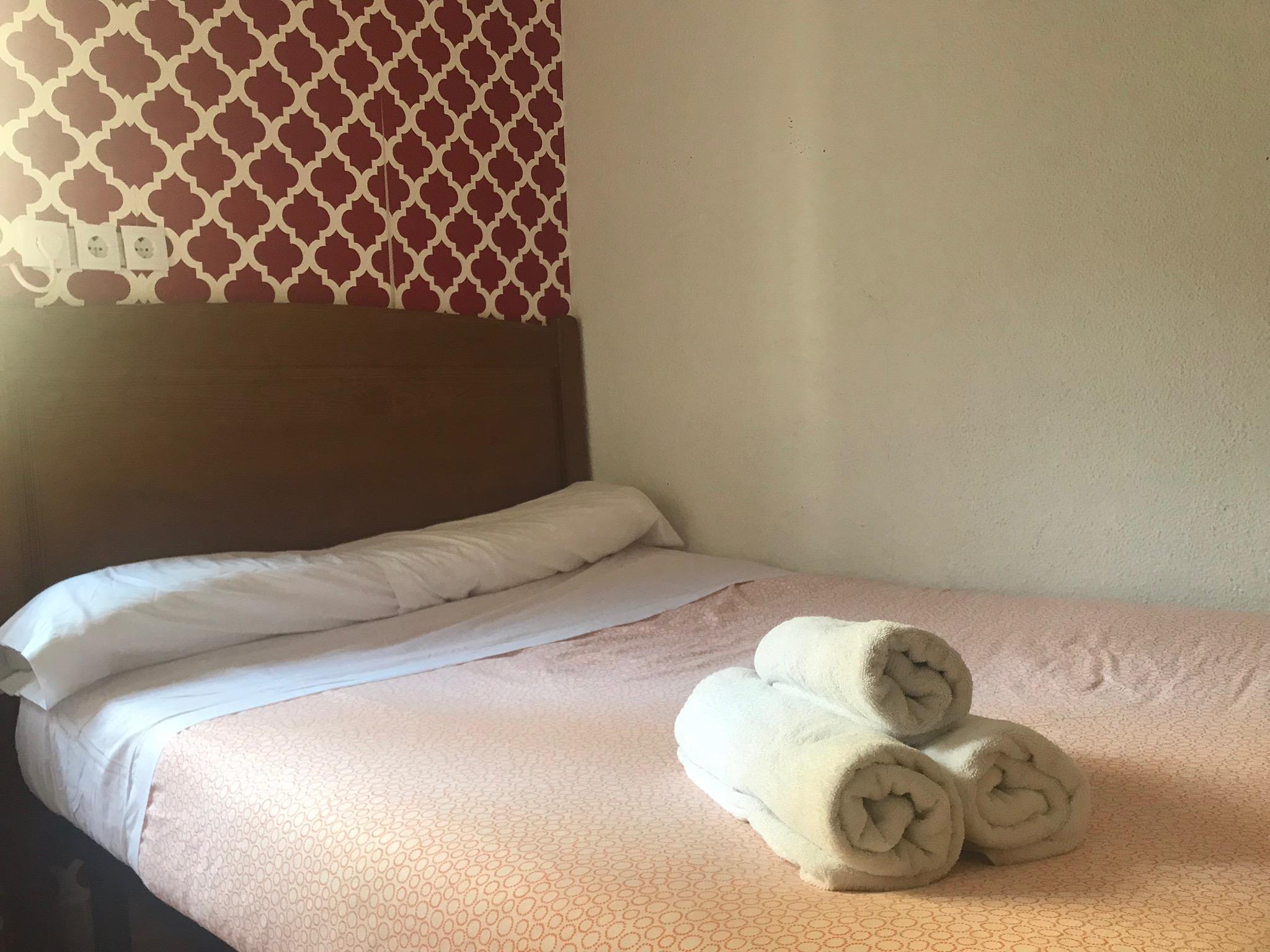 Hostal Los Perales Madrid Kültér fotó A bed with towels