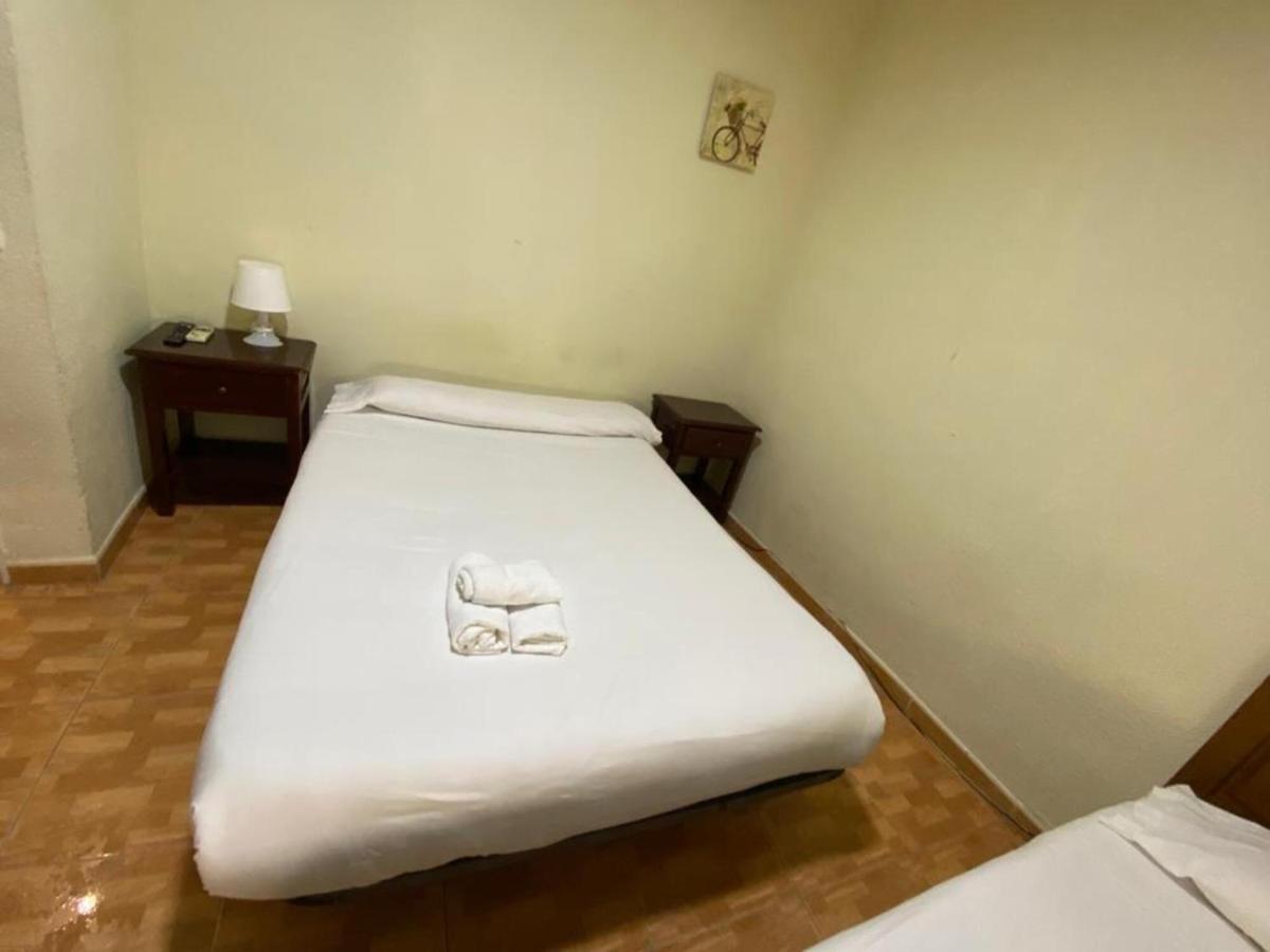 Hostal Los Perales Madrid Kültér fotó A single bed