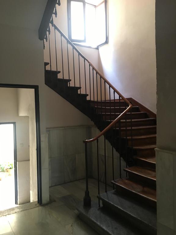 Hostal Los Perales Madrid Kültér fotó The staircase of the house