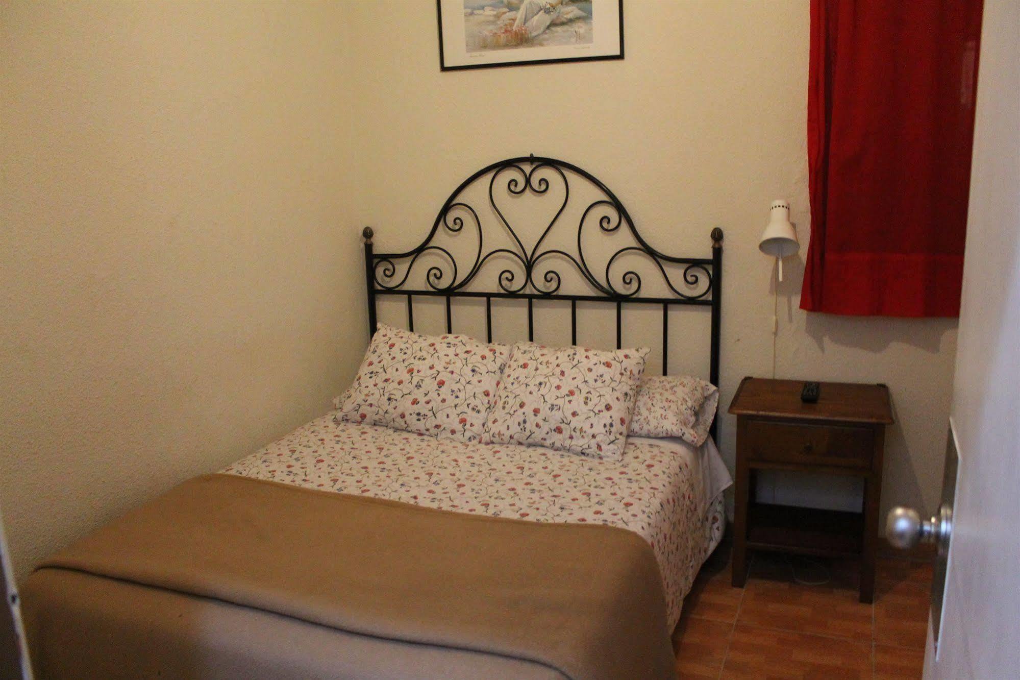 Hostal Los Perales Madrid Kültér fotó A typical room at the hostel