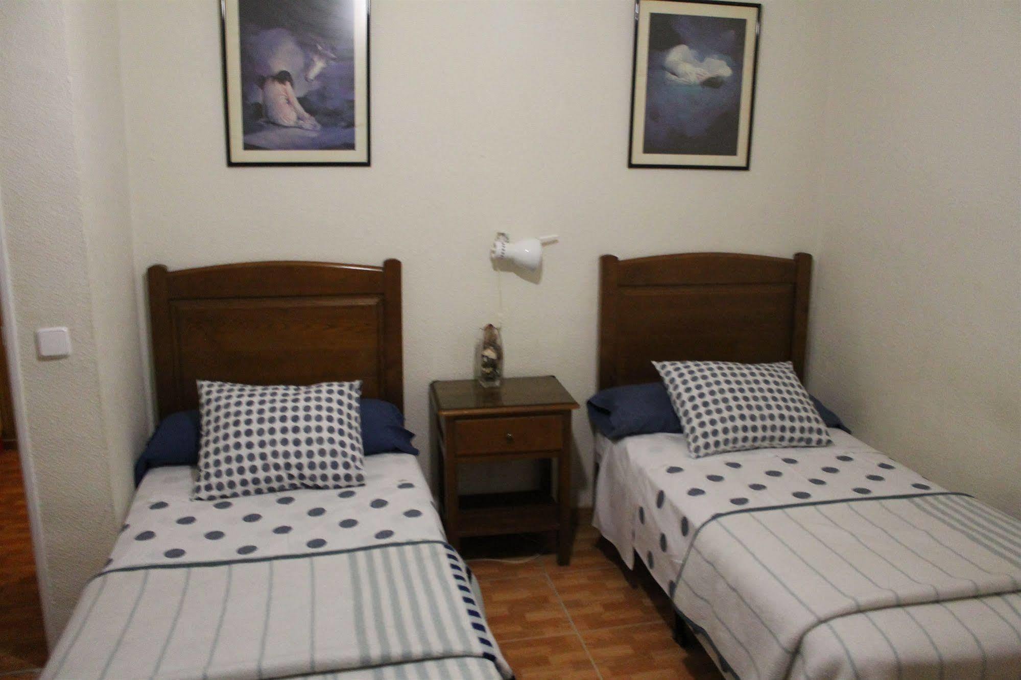 Hostal Los Perales Madrid Kültér fotó A bedroom with two single beds
