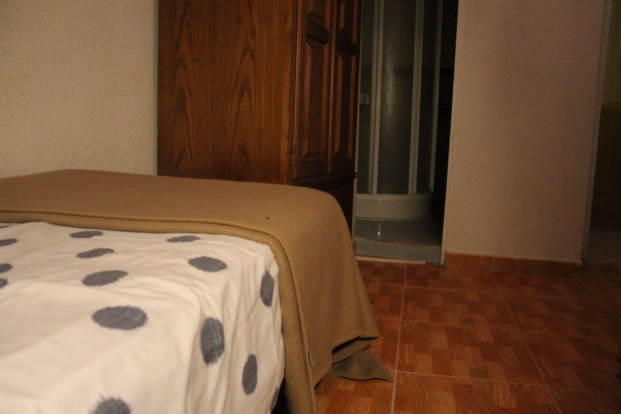 Hostal Los Perales Madrid Kültér fotó A bed with a sábanas