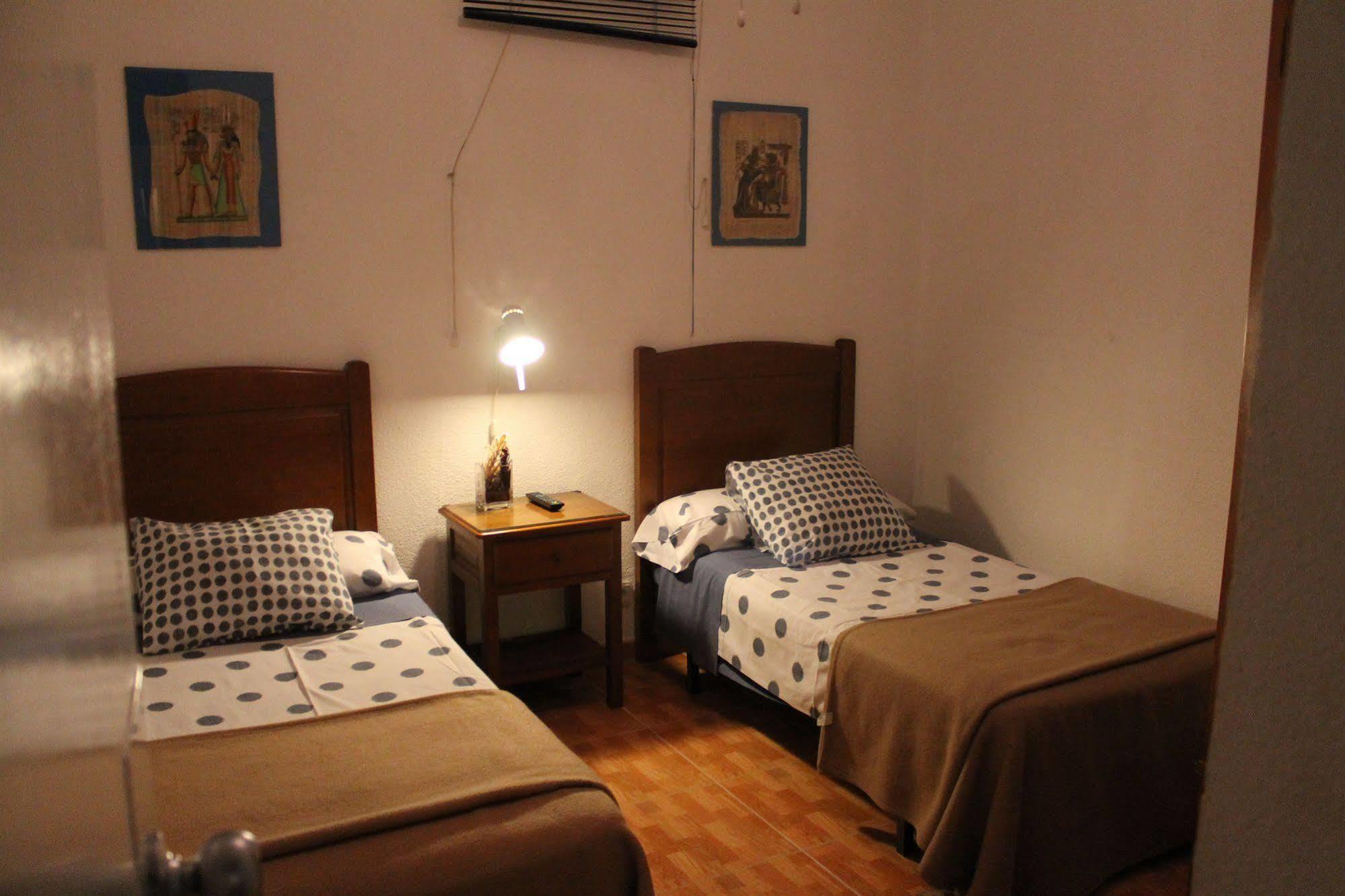 Hostal Los Perales Madrid Kültér fotó A room at the hostel