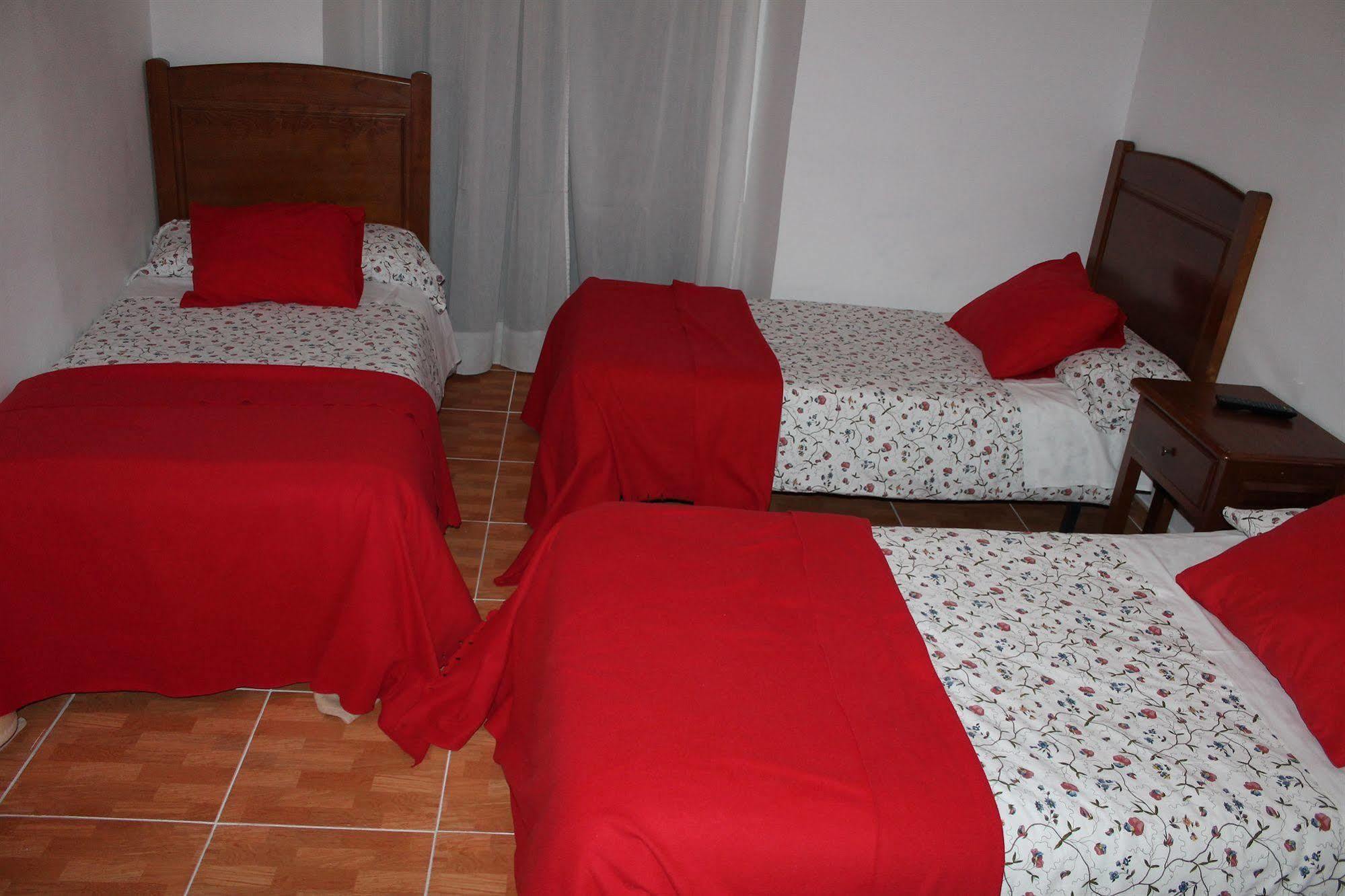 Hostal Los Perales Madrid Kültér fotó A typical bedroom in a hostal