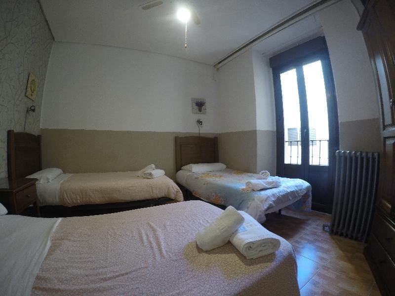 Hostal Los Perales Madrid Kültér fotó A room at the hotel